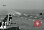 Standbild British Royal Navy Vampir jet Flugzeuge Serie von touch and go Landungen auf der USS Antietam Atlantik, 1953, aus Sekunde 44 historischem Filmmaterial Videoclip 65675048901
