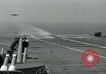 Standbild British Royal Navy Vampir jet Flugzeuge Serie von touch and go Landungen auf der USS Antietam Atlantik, 1953, aus Sekunde 45 historischem Filmmaterial Videoclip 65675048901