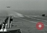 Standbild British Royal Navy Vampir jet Flugzeuge Serie von touch and go Landungen auf der USS Antietam Atlantik, 1953, aus Sekunde 46 historischem Filmmaterial Videoclip 65675048901