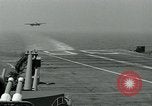 Standbild British Royal Navy Vampir jet Flugzeuge Serie von touch and go Landungen auf der USS Antietam Atlantik, 1953, aus Sekunde 47 historischem Filmmaterial Videoclip 65675048901