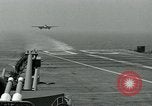 Standbild British Royal Navy Vampir jet Flugzeuge Serie von touch and go Landungen auf der USS Antietam Atlantik, 1953, aus Sekunde 48 historischem Filmmaterial Videoclip 65675048901