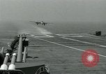 Standbild British Royal Navy Vampir jet Flugzeuge Serie von touch and go Landungen auf der USS Antietam Atlantik, 1953, aus Sekunde 49 historischem Filmmaterial Videoclip 65675048901