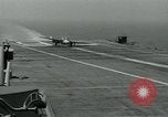 Standbild British Royal Navy Vampir jet Flugzeuge Serie von touch and go Landungen auf der USS Antietam Atlantik, 1953, aus Sekunde 50 historischem Filmmaterial Videoclip 65675048901