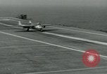 Standbild British Royal Navy Vampir jet Flugzeuge Serie von touch and go Landungen auf der USS Antietam Atlantik, 1953, aus Sekunde 51 historischem Filmmaterial Videoclip 65675048901