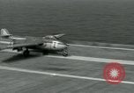 Standbild British Royal Navy Vampir jet Flugzeuge Serie von touch and go Landungen auf der USS Antietam Atlantik, 1953, aus Sekunde 52 historischem Filmmaterial Videoclip 65675048901