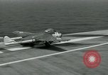 Standbild British Royal Navy Vampir jet Flugzeuge Serie von touch and go Landungen auf der USS Antietam Atlantik, 1953, aus Sekunde 53 historischem Filmmaterial Videoclip 65675048901