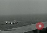 Standbild British Royal Navy Vampir jet Flugzeuge Serie von touch and go Landungen auf der USS Antietam Atlantik, 1953, aus Sekunde 54 historischem Filmmaterial Videoclip 65675048901