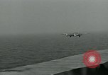 Standbild British Royal Navy Vampir jet Flugzeuge Serie von touch and go Landungen auf der USS Antietam Atlantik, 1953, aus Sekunde 55 historischem Filmmaterial Videoclip 65675048901