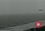 Standbild British Royal Navy Vampir jet Flugzeuge Serie von touch and go Landungen auf der USS Antietam Atlantik, 1953, aus Sekunde 56 historischem Filmmaterial Videoclip 65675048901