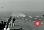 Standbild British Royal Navy Vampir jet Flugzeuge Serie von touch and go Landungen auf der USS Antietam Atlantik, 1953, aus Sekunde 57 historischem Filmmaterial Videoclip 65675048901