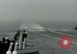 Standbild British Royal Navy Vampir jet Flugzeuge Serie von touch and go Landungen auf der USS Antietam Atlantik, 1953, aus Sekunde 58 historischem Filmmaterial Videoclip 65675048901