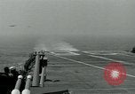 Standbild British Royal Navy Vampir jet Flugzeuge Serie von touch and go Landungen auf der USS Antietam Atlantik, 1953, aus Sekunde 59 historischem Filmmaterial Videoclip 65675048901