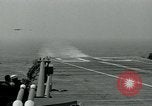Standbild British Royal Navy Vampir jet Flugzeuge Serie von touch and go Landungen auf der USS Antietam Atlantik, 1953, aus Sekunde 60 historischem Filmmaterial Videoclip 65675048901
