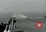 Standbild British Royal Navy Vampir jet Flugzeuge Serie von touch and go Landungen auf der USS Antietam Atlantik, 1953, aus Sekunde 61 historischem Filmmaterial Videoclip 65675048901