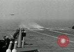 Standbild British Royal Navy Vampir jet Flugzeuge Serie von touch and go Landungen auf der USS Antietam Atlantik, 1953, aus Sekunde 62 historischem Filmmaterial Videoclip 65675048901