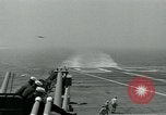 Standbild British Royal Navy de Havilland Vampire Jet macht die Landung auf der USS Antietam verhaftet Atlantik, 1953, aus Sekunde 3 historischem Filmmaterial Videoclip 65675048903