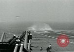 Standbild British Royal Navy de Havilland Vampire Jet macht die Landung auf der USS Antietam verhaftet Atlantik, 1953, aus Sekunde 4 historischem Filmmaterial Videoclip 65675048903