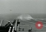 Standbild British Royal Navy de Havilland Vampire Jet macht die Landung auf der USS Antietam verhaftet Atlantik, 1953, aus Sekunde 5 historischem Filmmaterial Videoclip 65675048903