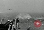 Standbild British Royal Navy de Havilland Vampire Jet macht die Landung auf der USS Antietam verhaftet Atlantik, 1953, aus Sekunde 6 historischem Filmmaterial Videoclip 65675048903
