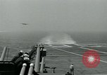Standbild British Royal Navy de Havilland Vampire Jet macht die Landung auf der USS Antietam verhaftet Atlantik, 1953, aus Sekunde 7 historischem Filmmaterial Videoclip 65675048903