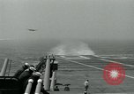 Standbild British Royal Navy de Havilland Vampire Jet macht die Landung auf der USS Antietam verhaftet Atlantik, 1953, aus Sekunde 8 historischem Filmmaterial Videoclip 65675048903