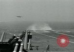 Standbild British Royal Navy de Havilland Vampire Jet macht die Landung auf der USS Antietam verhaftet Atlantik, 1953, aus Sekunde 9 historischem Filmmaterial Videoclip 65675048903