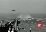 Standbild British Royal Navy de Havilland Vampire Jet macht die Landung auf der USS Antietam verhaftet Atlantik, 1953, aus Sekunde 10 historischem Filmmaterial Videoclip 65675048903