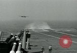 Standbild British Royal Navy de Havilland Vampire Jet macht die Landung auf der USS Antietam verhaftet Atlantik, 1953, aus Sekunde 11 historischem Filmmaterial Videoclip 65675048903