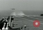 Standbild British Royal Navy de Havilland Vampire Jet macht die Landung auf der USS Antietam verhaftet Atlantik, 1953, aus Sekunde 12 historischem Filmmaterial Videoclip 65675048903