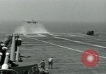 Standbild British Royal Navy de Havilland Vampire Jet macht die Landung auf der USS Antietam verhaftet Atlantik, 1953, aus Sekunde 13 historischem Filmmaterial Videoclip 65675048903