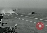 Standbild British Royal Navy de Havilland Vampire Jet macht die Landung auf der USS Antietam verhaftet Atlantik, 1953, aus Sekunde 14 historischem Filmmaterial Videoclip 65675048903