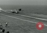 Standbild British Royal Navy de Havilland Vampire Jet macht die Landung auf der USS Antietam verhaftet Atlantik, 1953, aus Sekunde 15 historischem Filmmaterial Videoclip 65675048903