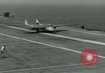 Standbild British Royal Navy de Havilland Vampire Jet macht die Landung auf der USS Antietam verhaftet Atlantik, 1953, aus Sekunde 16 historischem Filmmaterial Videoclip 65675048903