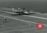 Standbild British Royal Navy de Havilland Vampire Jet macht die Landung auf der USS Antietam verhaftet Atlantik, 1953, aus Sekunde 17 historischem Filmmaterial Videoclip 65675048903