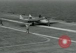 Standbild British Royal Navy de Havilland Vampire Jet macht die Landung auf der USS Antietam verhaftet Atlantik, 1953, aus Sekunde 18 historischem Filmmaterial Videoclip 65675048903