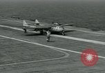 Standbild British Royal Navy de Havilland Vampire Jet macht die Landung auf der USS Antietam verhaftet Atlantik, 1953, aus Sekunde 19 historischem Filmmaterial Videoclip 65675048903