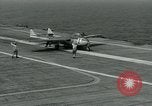 Standbild British Royal Navy de Havilland Vampire Jet macht die Landung auf der USS Antietam verhaftet Atlantik, 1953, aus Sekunde 20 historischem Filmmaterial Videoclip 65675048903