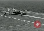 Standbild British Royal Navy de Havilland Vampire Jet macht die Landung auf der USS Antietam verhaftet Atlantik, 1953, aus Sekunde 21 historischem Filmmaterial Videoclip 65675048903