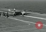 Standbild British Royal Navy de Havilland Vampire Jet macht die Landung auf der USS Antietam verhaftet Atlantik, 1953, aus Sekunde 22 historischem Filmmaterial Videoclip 65675048903