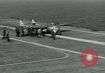 Standbild British Royal Navy de Havilland Vampire Jet macht die Landung auf der USS Antietam verhaftet Atlantik, 1953, aus Sekunde 23 historischem Filmmaterial Videoclip 65675048903