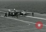 Standbild British Royal Navy de Havilland Vampire Jet macht die Landung auf der USS Antietam verhaftet Atlantik, 1953, aus Sekunde 24 historischem Filmmaterial Videoclip 65675048903