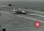 Standbild British Royal Navy de Havilland Vampire Jet macht die Landung auf der USS Antietam verhaftet Atlantik, 1953, aus Sekunde 25 historischem Filmmaterial Videoclip 65675048903