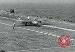 Standbild British Royal Navy de Havilland Vampire Jet macht die Landung auf der USS Antietam verhaftet Atlantik, 1953, aus Sekunde 26 historischem Filmmaterial Videoclip 65675048903