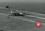 Standbild British Royal Navy de Havilland Vampire Jet macht die Landung auf der USS Antietam verhaftet Atlantik, 1953, aus Sekunde 27 historischem Filmmaterial Videoclip 65675048903