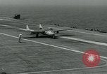 Standbild British Royal Navy de Havilland Vampire Jet macht die Landung auf der USS Antietam verhaftet Atlantik, 1953, aus Sekunde 28 historischem Filmmaterial Videoclip 65675048903