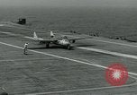 Standbild British Royal Navy de Havilland Vampire Jet macht die Landung auf der USS Antietam verhaftet Atlantik, 1953, aus Sekunde 29 historischem Filmmaterial Videoclip 65675048903