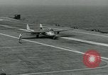 Standbild British Royal Navy de Havilland Vampire Jet macht die Landung auf der USS Antietam verhaftet Atlantik, 1953, aus Sekunde 30 historischem Filmmaterial Videoclip 65675048903