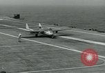 Standbild British Royal Navy de Havilland Vampire Jet macht die Landung auf der USS Antietam verhaftet Atlantik, 1953, aus Sekunde 31 historischem Filmmaterial Videoclip 65675048903