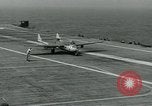 Standbild British Royal Navy de Havilland Vampire Jet macht die Landung auf der USS Antietam verhaftet Atlantik, 1953, aus Sekunde 32 historischem Filmmaterial Videoclip 65675048903