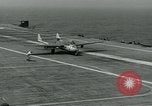 Standbild British Royal Navy de Havilland Vampire Jet macht die Landung auf der USS Antietam verhaftet Atlantik, 1953, aus Sekunde 33 historischem Filmmaterial Videoclip 65675048903